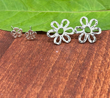 Load image into Gallery viewer, Kool Flower Earrings/Studs